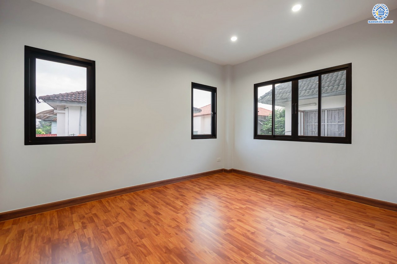 บ้านมือสองตกแต่งใหม่ ม.เนเบอร์โฮม วัชรพล เนื้อที่ 68 ตร.ว. ฟังก์ชัน 3 ห้องนอน 4 ห้องน้ำ 1 ห้องแม่บ้าน จอดรถได้ 2 คัน บนทำเลเชื่อมต่อหลายเส้นทาง ทั้ง ถนนสุขาภิบาล5 ถนนสายไหม และถนนรามอินทรา ใกล้ทางด่วน "ฉลองรัช" และรถไฟฟ้าสายสีเขียว "สถานีสายหยุด"